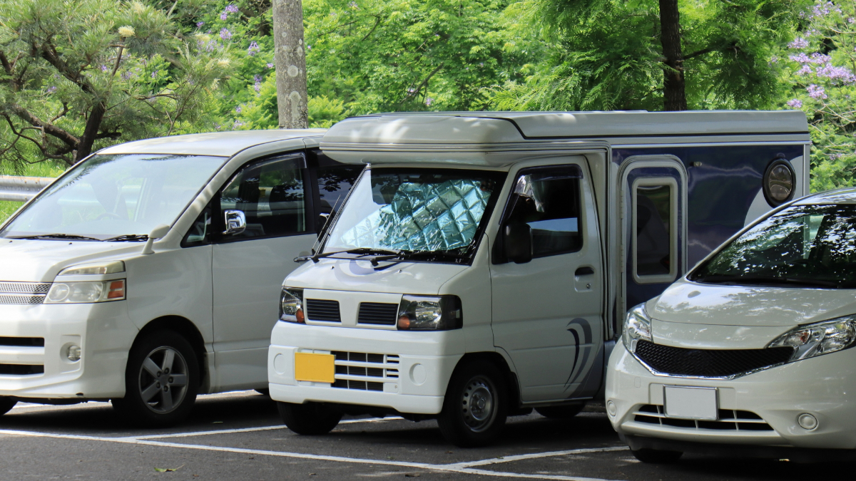 キャンピングカーが駐車場に停まっているイメージ