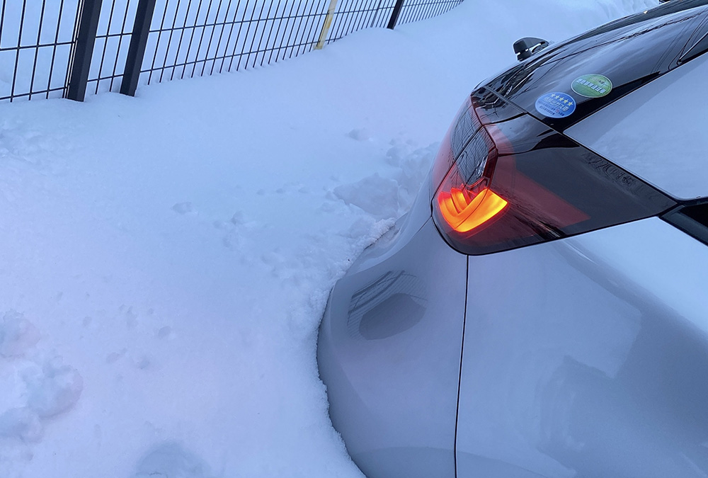 排気口が雪に覆われた乗用車