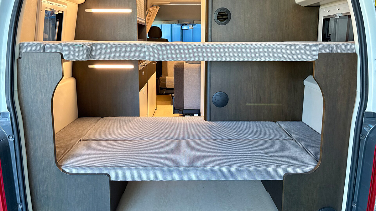 キャンピングカーの常設2段ベッド
