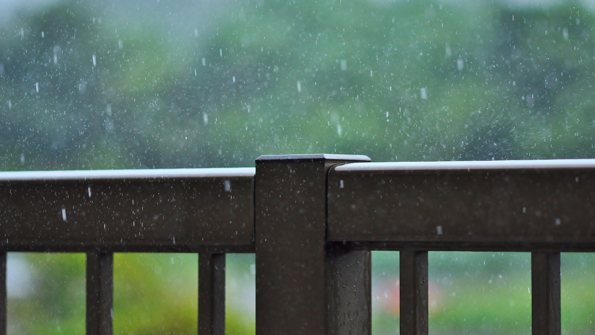 雨風が強い屋外のイメージ