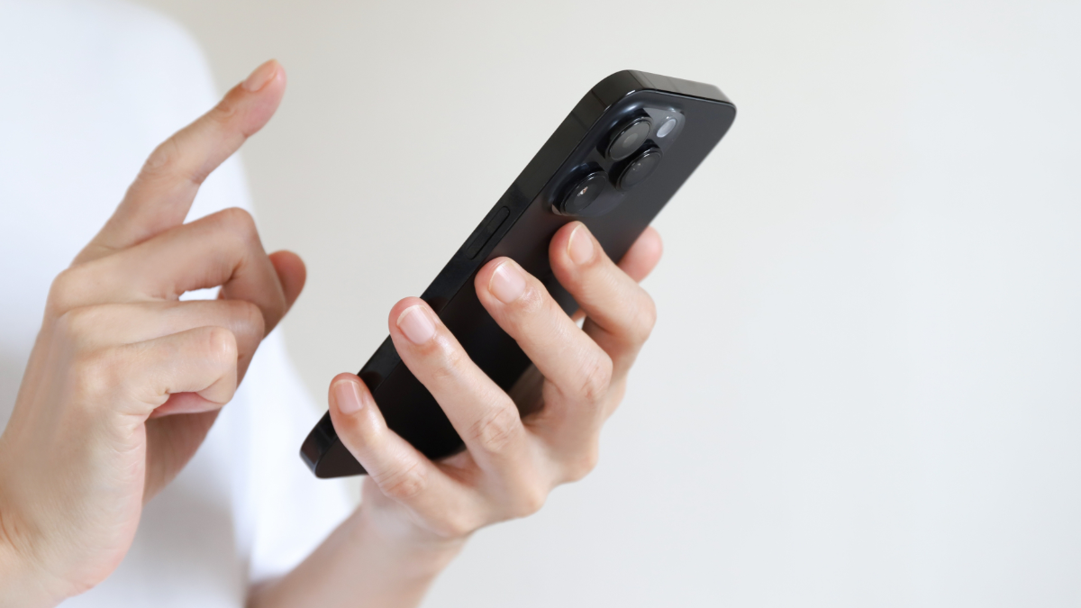 スマートフォンで調べものをしているイメージ