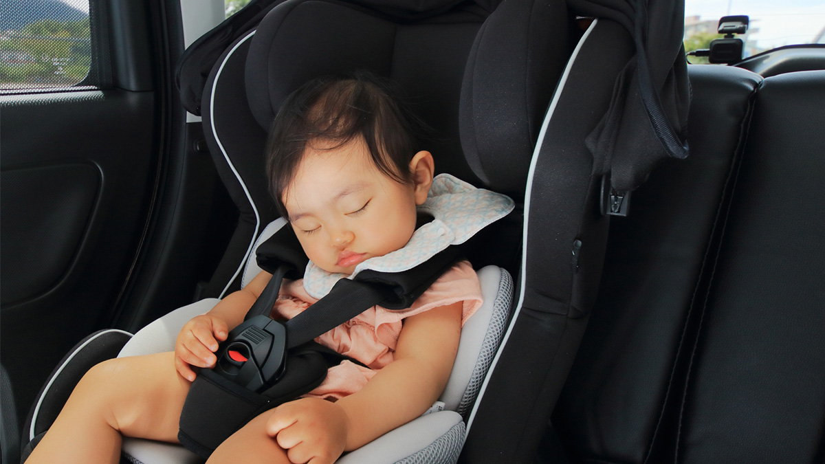 チャイルドシートで寝ている赤ちゃん