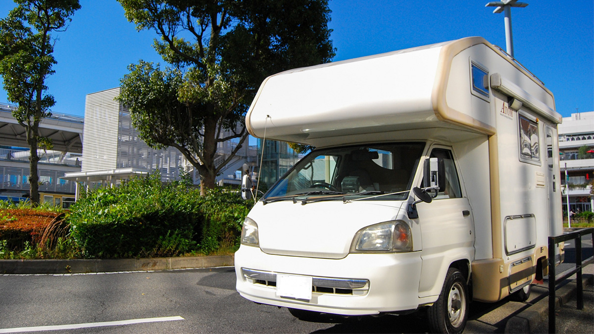 町中を走行中のキャンピングカー