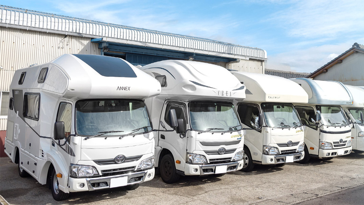 複数台並ぶキャンピングカー