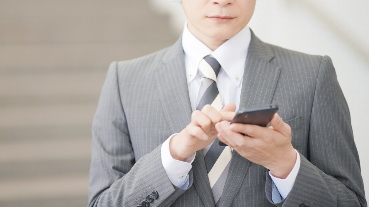 スマートフォンで情報を集めているイメージ