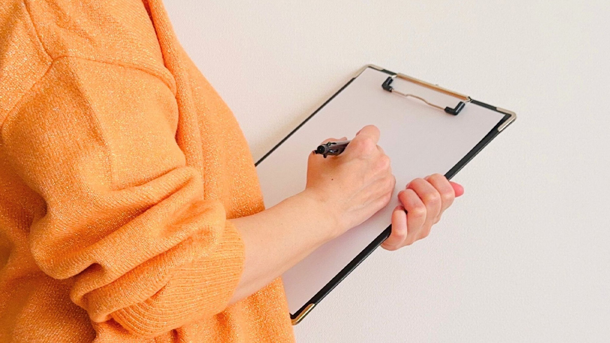 記録をする女性