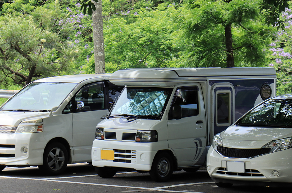 キャンピングカーの駐車場問題を解決！補完・旅先で使える施設を徹底解説