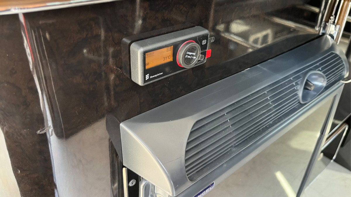 キャンピングカーのFFヒーター