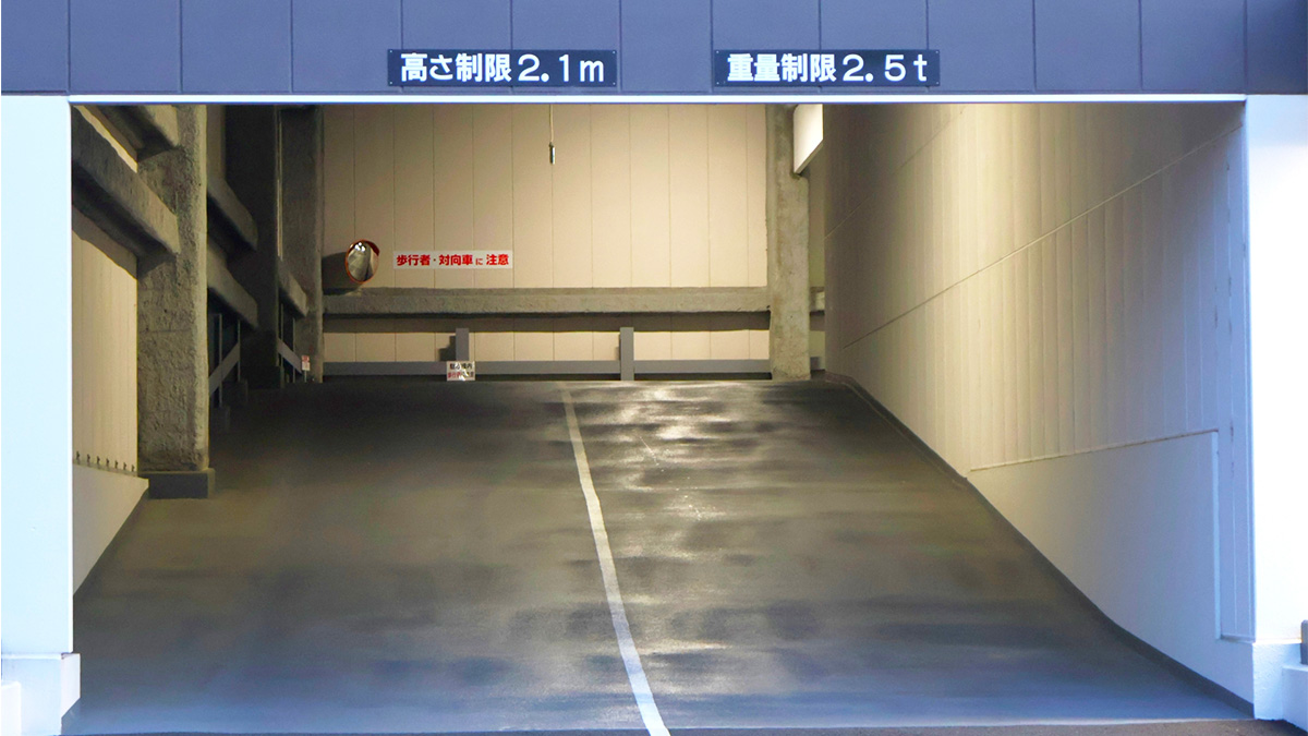 ショッピングセンターの立体駐車場の入口