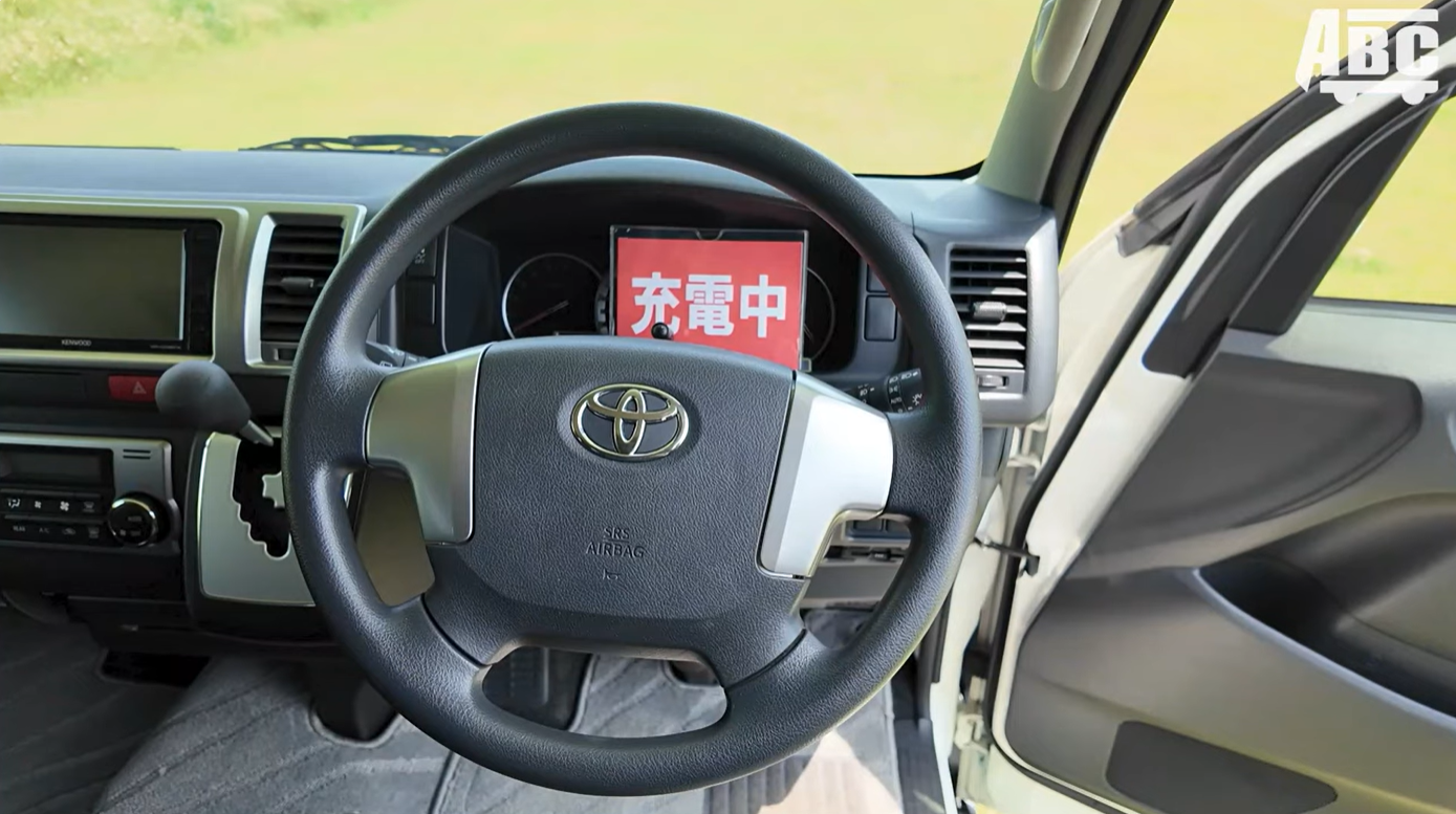 充電中と書かれたプラカードを乗せたキャンピングカー
