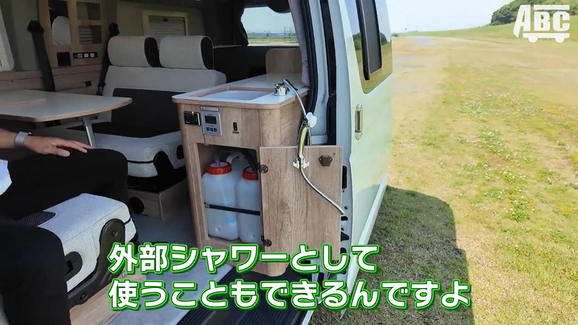 外部シャワーとしても使えるシンクのシャワーホース